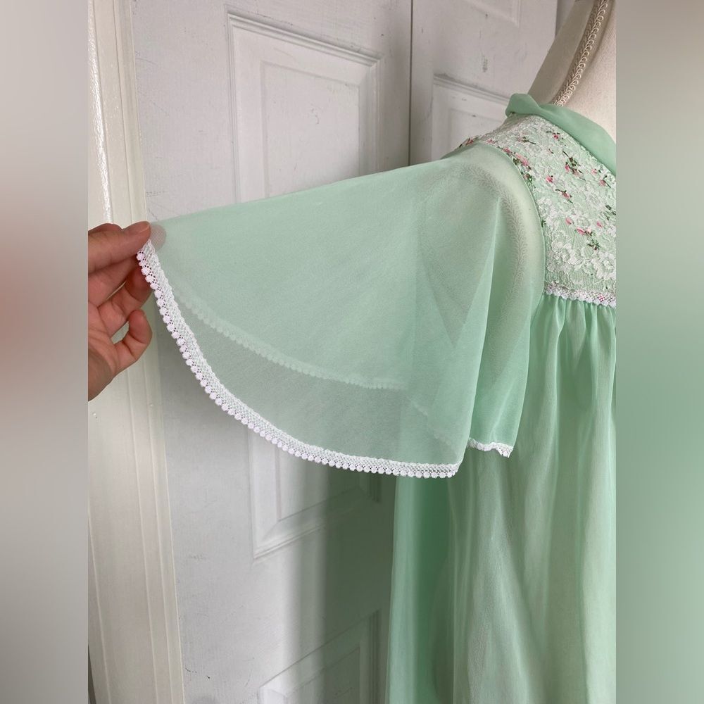 1960s Mint Vanilla Colored Floral Lace Night Gown / Robe - Picture 6 of 9